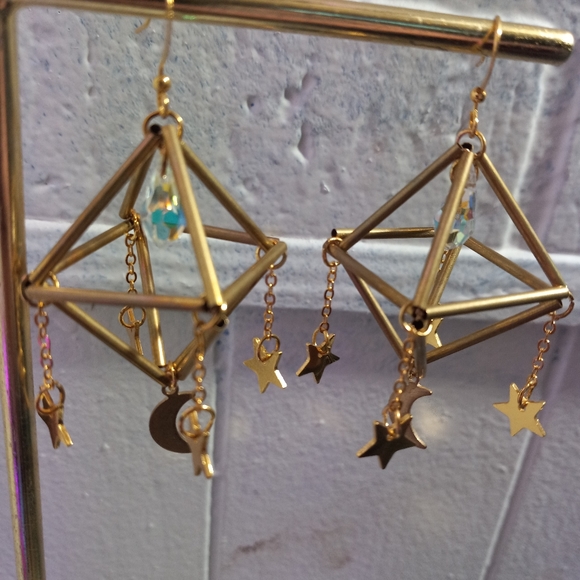 Goldtone geometric earings - Picture 5 of 8